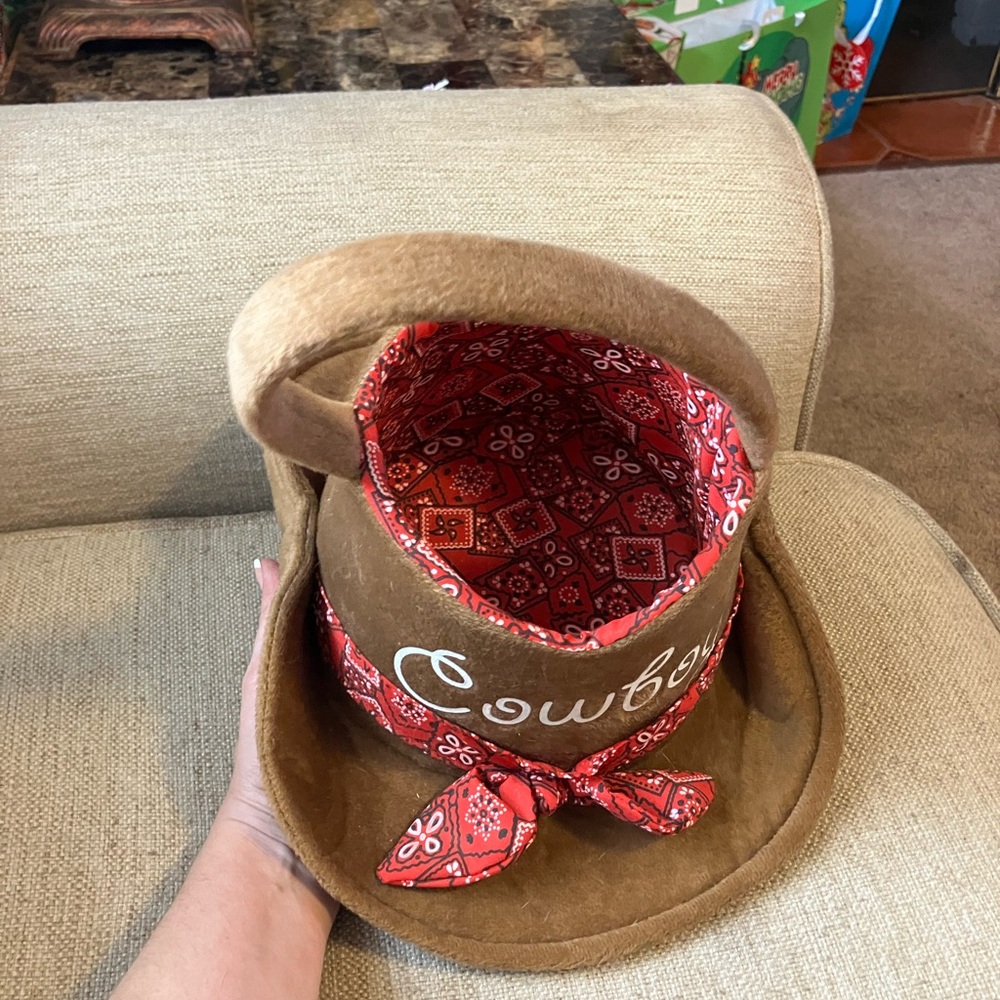 Cowboy hat basket with bandana - Picture 3 of 4